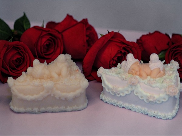 (image for) baby met konijnen oren op een taartpunt (eigen creatie )